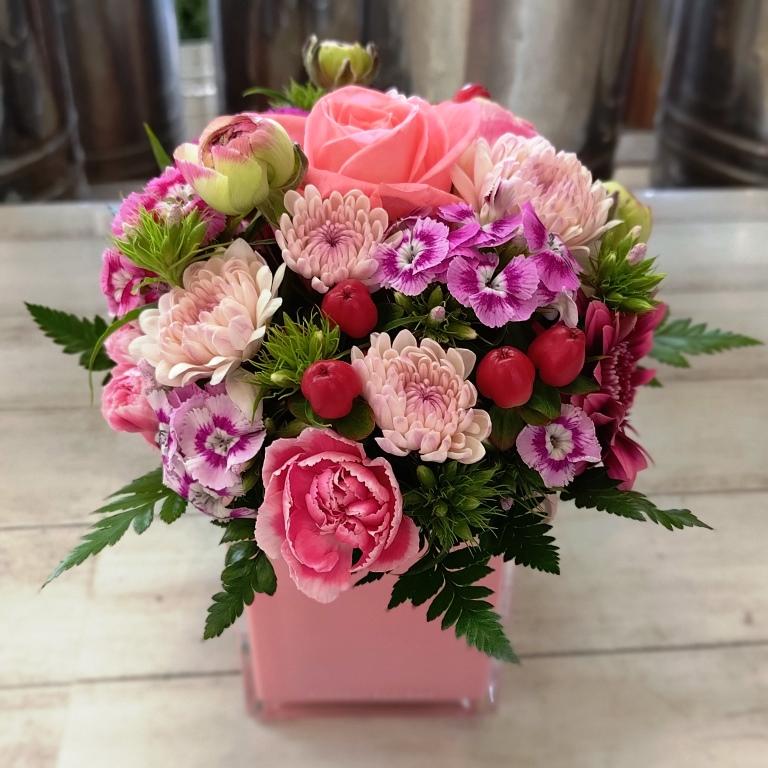 ピンクのアクリルボックスに入ったフラワーアレンジメント そのまま