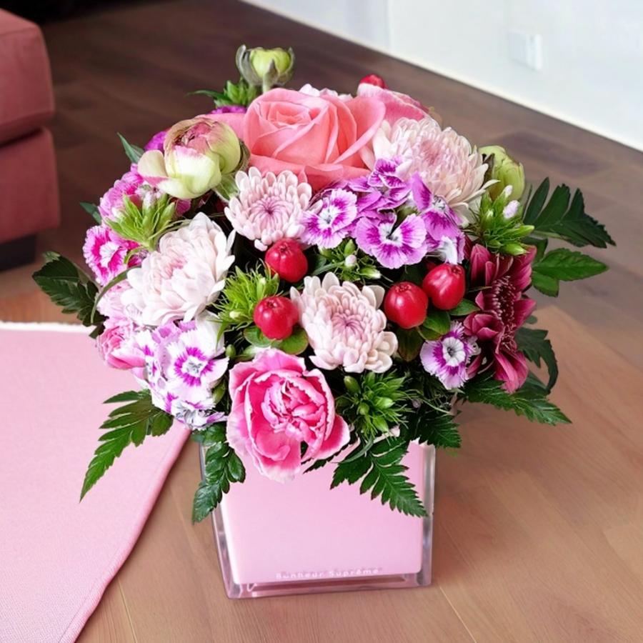 ピンクのアクリルボックスに入ったフラワーアレンジメント そのまま
