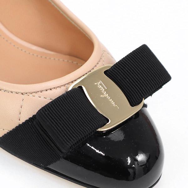 サルヴァトーレ フェラガモ Salvatore Ferragamo 靴 レディース ヴァラ リボン付き パンプス ブラック×ベージュ(VARA Q  0702227 NERO/NEW BISQUE) 23SS