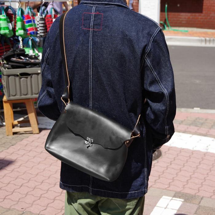 フェルナンドレザー ホリゾンタル アイパッド ラッチ ポーチ FERNAND LEATHER HORIZONTAL I PAD LATCH POUCH レザーショルダーバッグ 本革 レザーバッグの画像