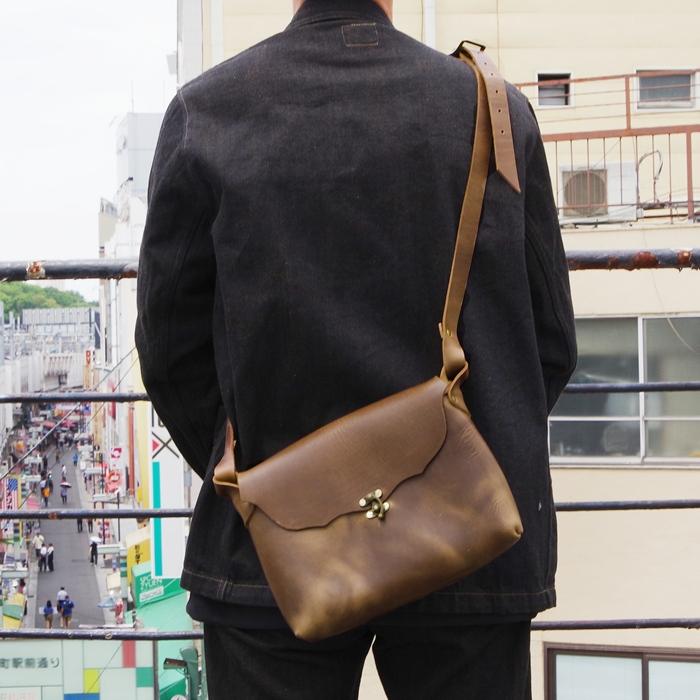 フェルナンドレザー ホリゾンタル アイパッド ラッチ ポーチ FERNAND LEATHER HORIZONTAL I PAD LATCH POUCH レザーショルダーバッグ 本革 レザーバッグの画像