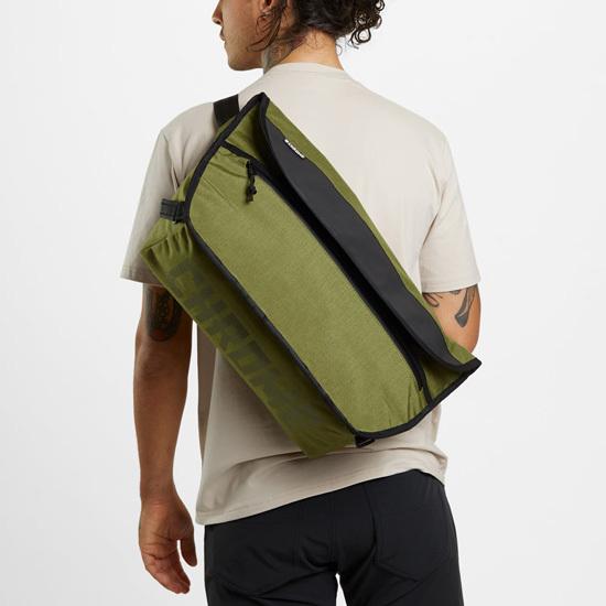 CHROME（クローム） SIMPLE MESSENGER BAG MD シンプル メッセンジャー