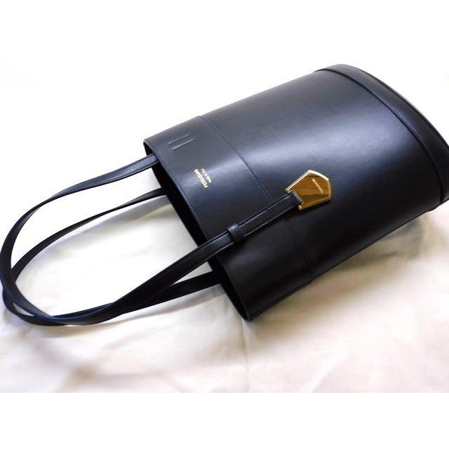 『人気』フェラガモ　ハンドバッグ　ゴールド金具　裏地総柄　レザー　ブラック 美品 フェラガモ 217533 トートバッグ □ ブラック レザー ゴールド