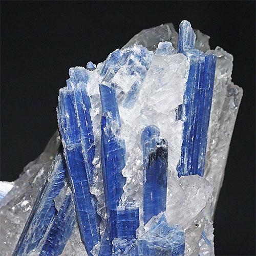 〔D135-5〕カイヤナイト ブラジル ミナスジェライス州 アラスアイ kyanite 原石 鉱物 結晶 台付【メール便不可】の画像