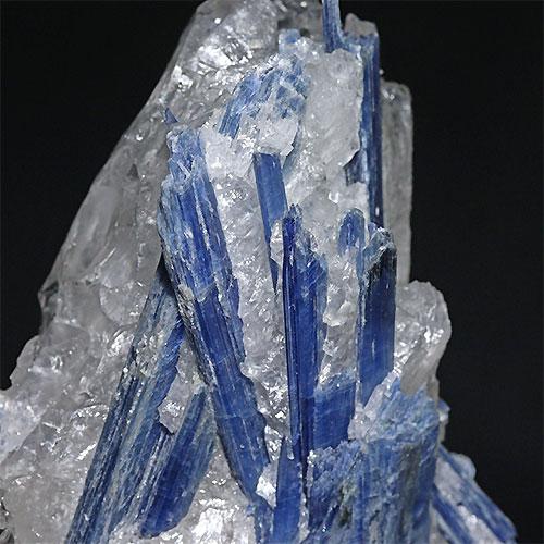 〔D135-5〕カイヤナイト ブラジル ミナスジェライス州 アラスアイ kyanite 原石 鉱物 結晶 台付【メール便不可】の画像