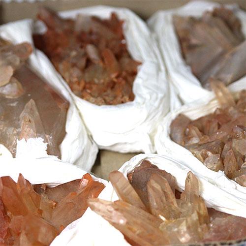 〔D330-1〕箱売り モロッコ産レッドクォーツクラスター(天然赤水晶)/Red Quartz【メール便不可】の画像