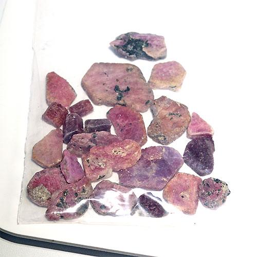 〔D434〕お買い得 約60g マダガスカル産 ルビー スライス Ruby 紅玉 原石 結晶 【ランダム発送】 |  | 01