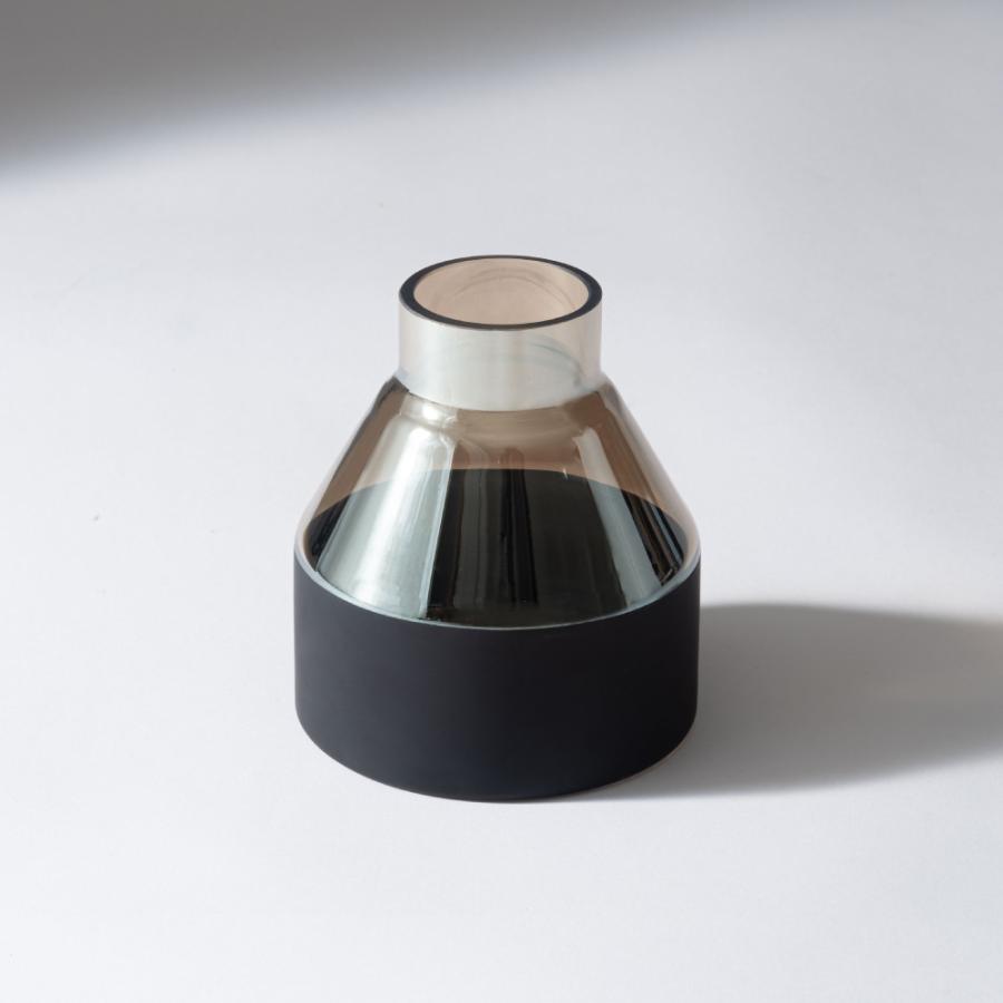 花瓶 フラワーベース おしゃれ ガラス インテリア かびん 北欧雑貨 モダン シンプル 個性的 コンパクト オブジェ 置き物 花器 クリア ブラック form 東谷 |  | 01