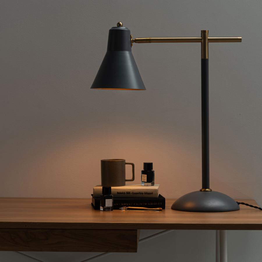 デスクライト 照明器具 卓上 led スタンドライト 学習机 おしゃれ 読書灯 明るい 手元 読書 シンプル スリム グレー ホワイト 白 ブラック 黒 form 東谷 | 東谷 | 15