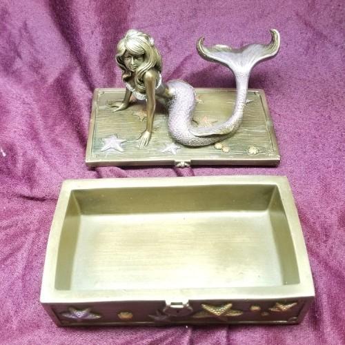 宝箱を護るマーメイドの小物入れ【人魚・置物・小箱・宝石箱・オブジェ
