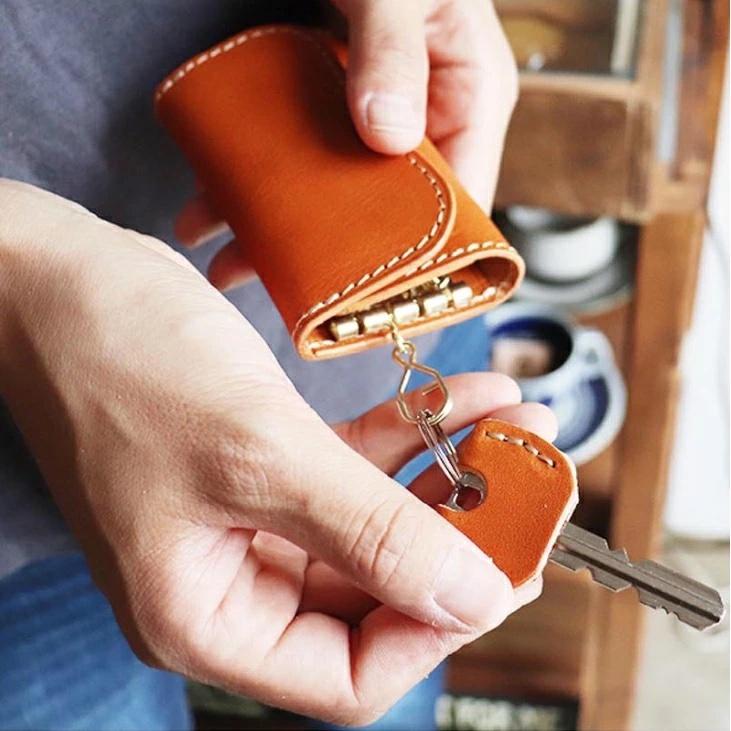 新到着 革 キーカバーランダム10個セット 鍵カバー 本革 キーキャップ キーホルダー・アクリルキーホルダー