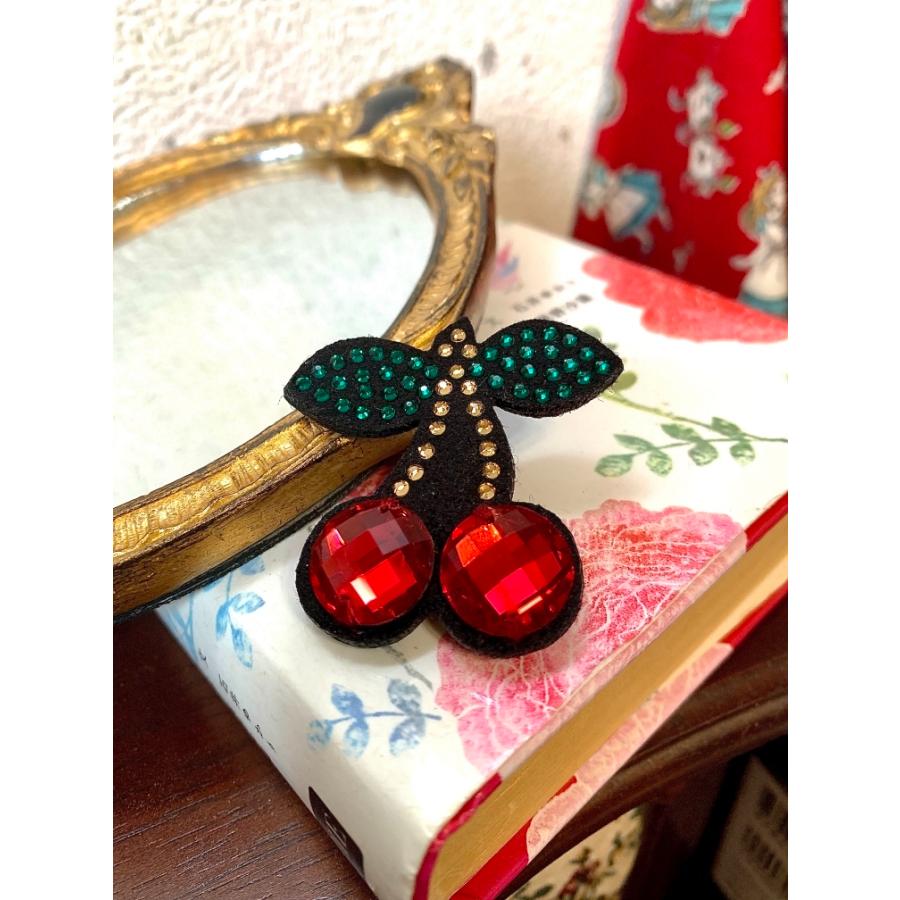 FREES ブローチ サクランボ　FBR-005　42ｘ45ｍｍ　高級ラインストーン上品なミラストーン使用　日本製 | 