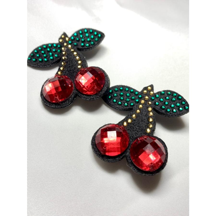 FREES ブローチ サクランボ　FBR-005　42ｘ45ｍｍ　高級ラインストーン上品なミラストーン使用　日本製 |  | 01