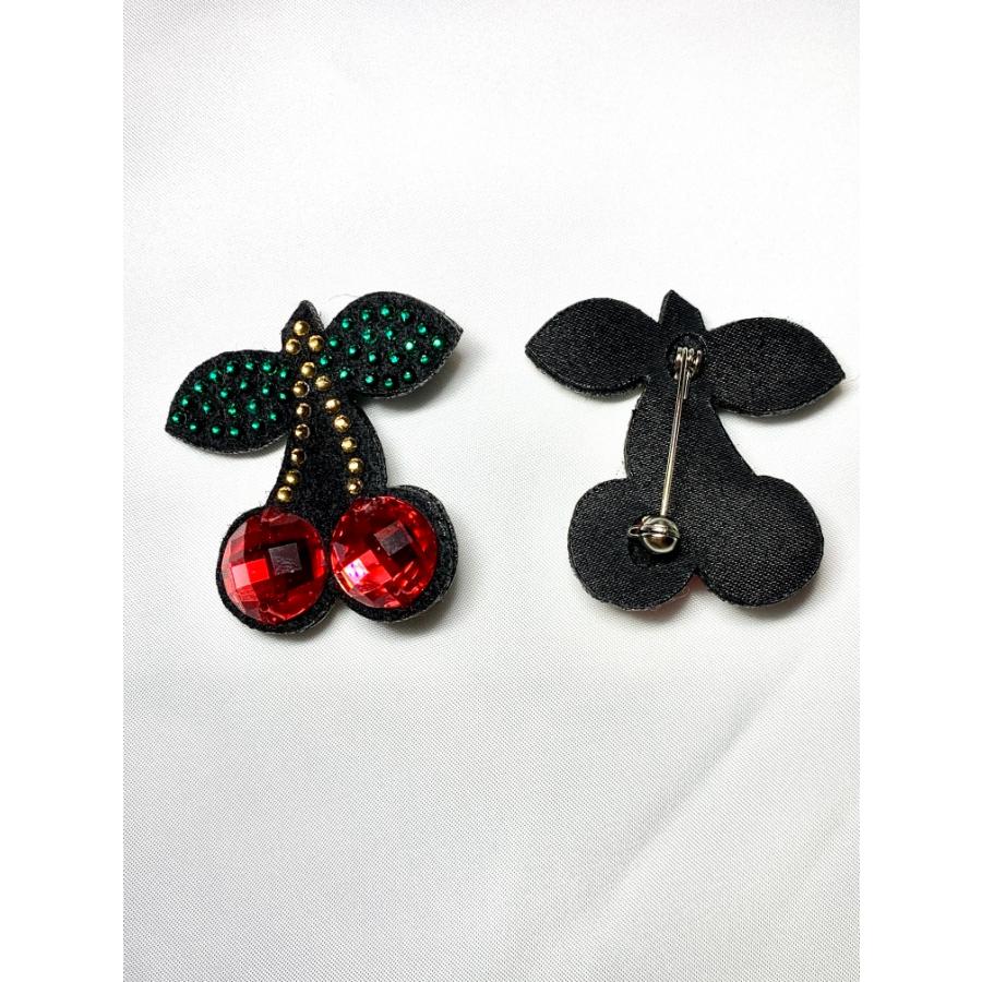 FREES ブローチ サクランボ　FBR-005　42ｘ45ｍｍ　高級ラインストーン上品なミラストーン使用　日本製 |  | 03