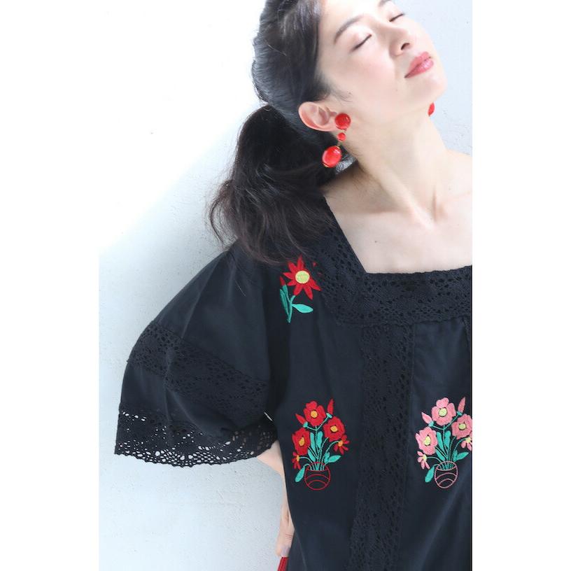 L対応 黒 色とりどりな花刺繍を施したロングワンピース : CAWAII L対応 黒 色とりどりな花刺繍を施したロングワンピース : CAWAII