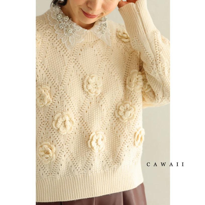 Sから3L対応 花コサージュ咲くざっくりニットプルオーバートップス
