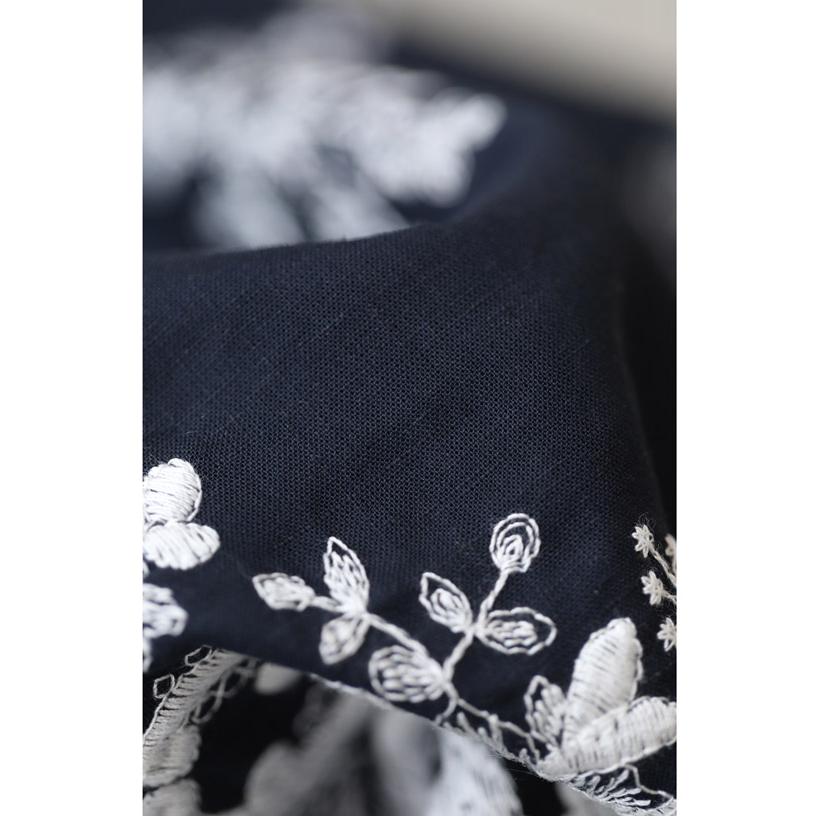 Sから3L対応 濃紺 ぐるりと360度エレガントな刺繍浮かぶブラウス