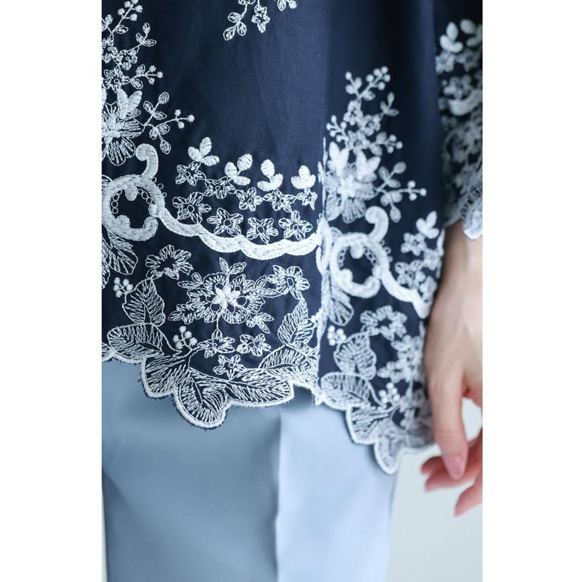 Sから3L対応 濃紺 ぐるりと360度エレガントな刺繍浮かぶブラウス