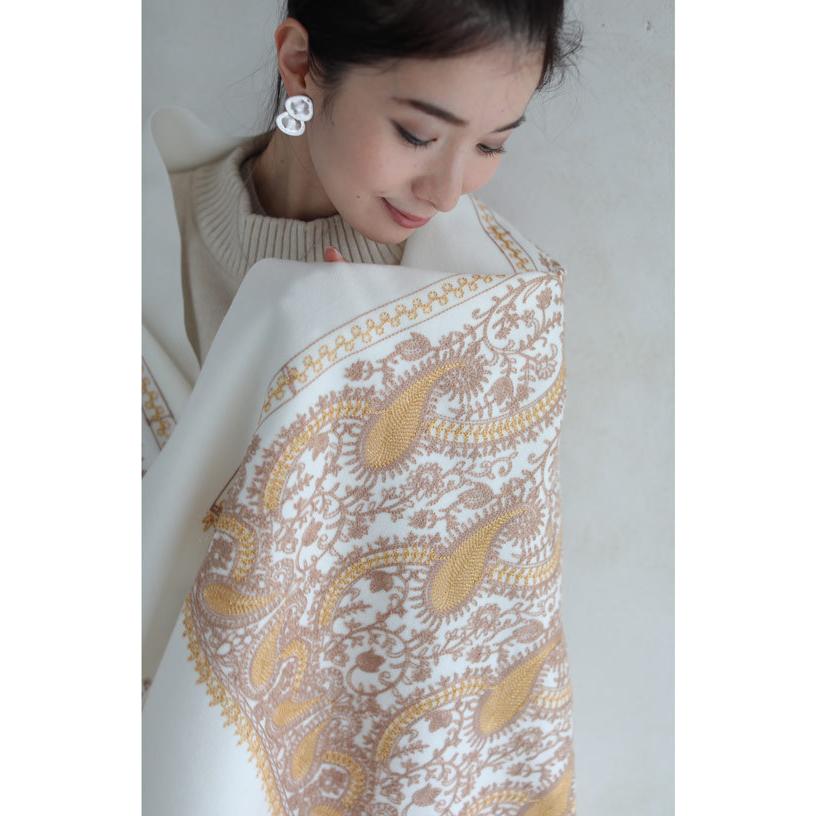 cawaii ホワイト 煌めく糸を織り込んだペイズリー刺繍ストール 