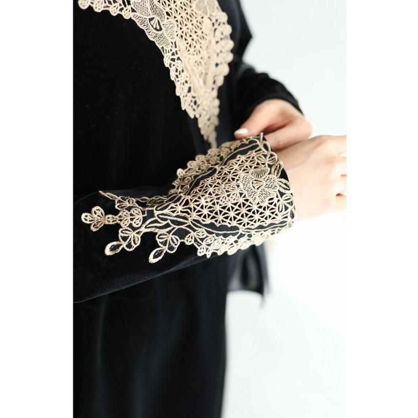 Sから3L対応 黒 アンティークレースの艶ベロア調ミディアムワンピース