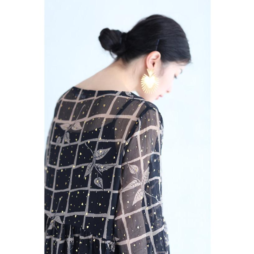 cawaii Sから2L対応 インナー付き 黒 金箔舞うリーフ柄シアーロング