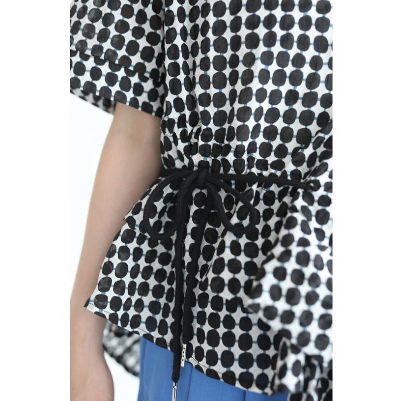 cawaii SからL対応 繋がり合う変形ドットのアシンメトリーブラウス