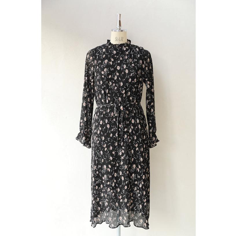 CAWAII SからL対応 紐ベルト付き 黒 細やかプリーツの小花柄ミディアム