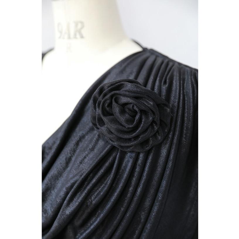 SからL対応 コサージュ付き 黒 重なるカバードレープの艶カットソー