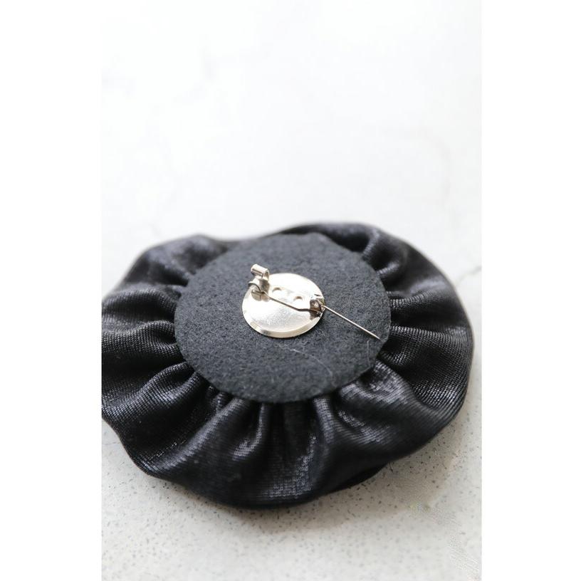 SからL対応 コサージュ付き 黒 重なるカバードレープの艶カットソー