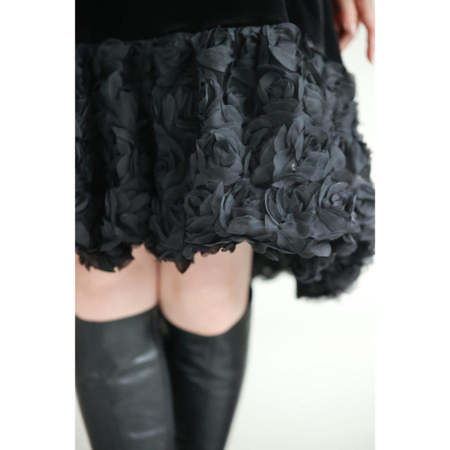 Sから2L対応 （黒）裾に咲く黒花のベロア調ミニワンピース : CAWAII