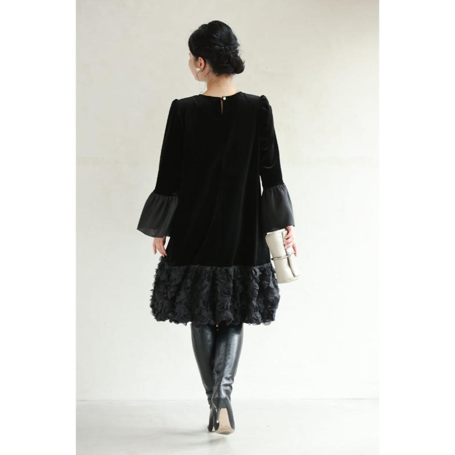 Sから2L対応 （黒）裾に咲く黒花のベロア調ミニワンピース : CAWAII