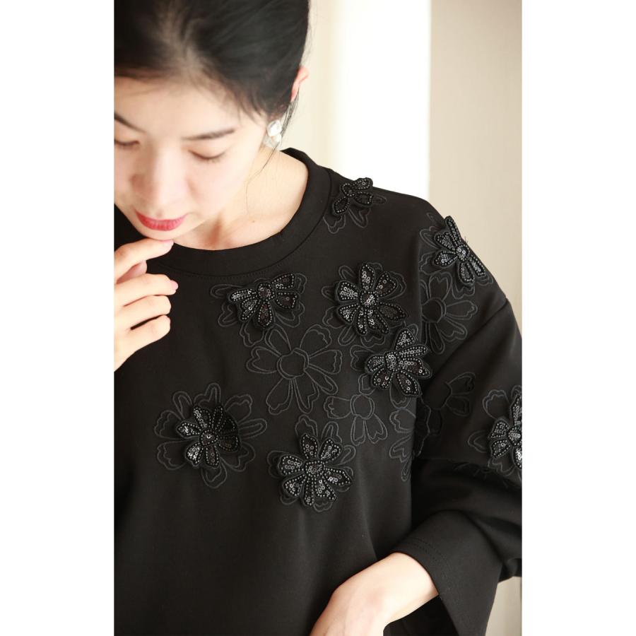 Sから3L対応 黒 スパンコール輝く黒花アップリケプルオーバートップス