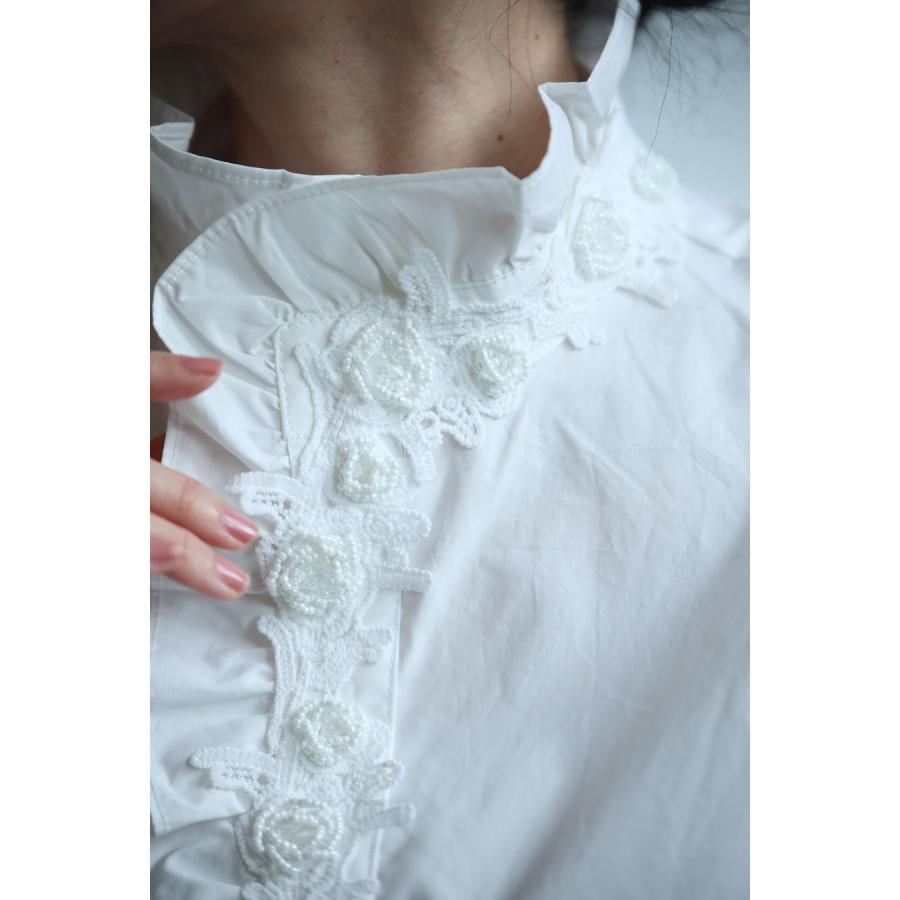 Sから2L対応 花モチーフビジューが流れるスタンドネックブラウス