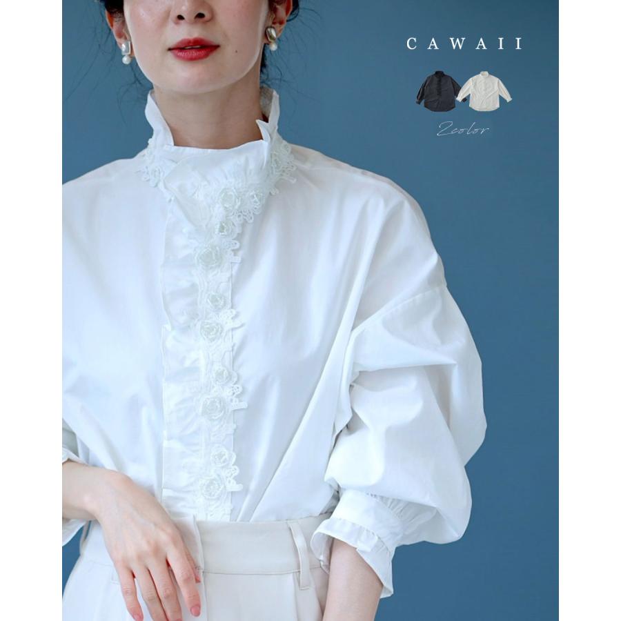 Sから2L対応 花モチーフビジューが流れるスタンドネックブラウス