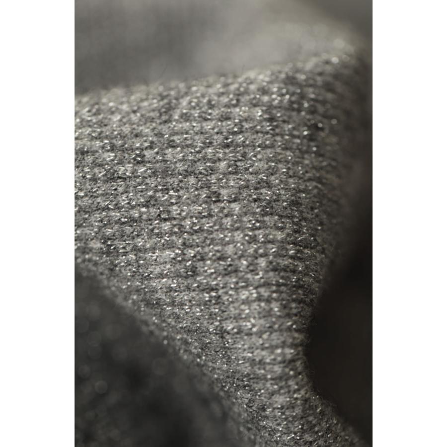 アシンメトリーなチュールを飾るラメニットプルオーバートップス