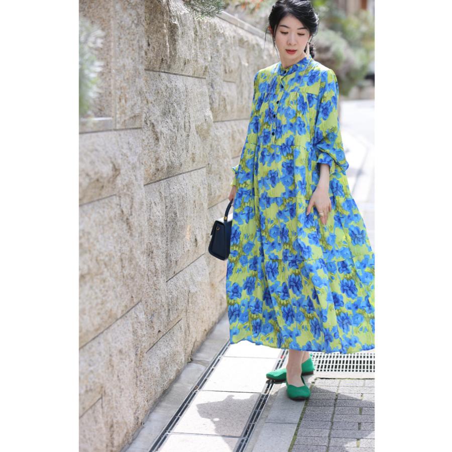 Sから3L対応 街ゆく華やかな青花ティアードロングワンピース 紐 Sから3L対応 街ゆく華やかな青花ティアードロングワンピース 紐