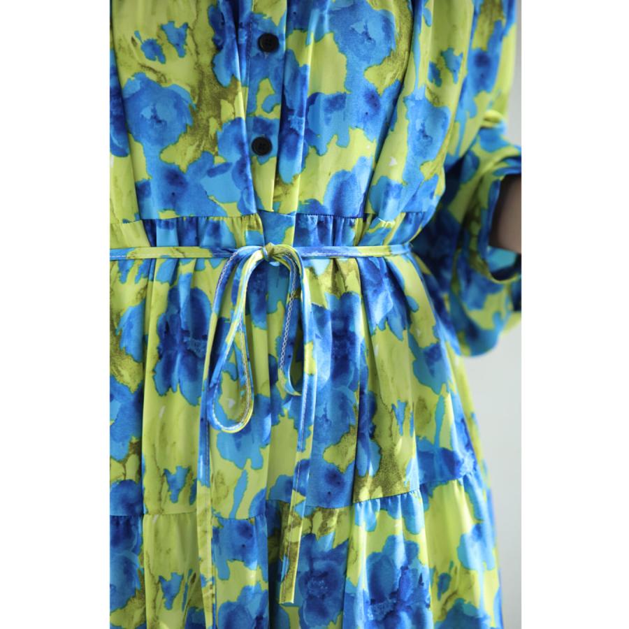 Sから3L対応 街ゆく華やかな青花ティアードロングワンピース 紐リボン