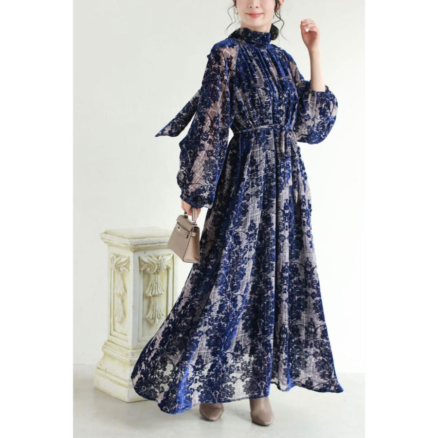 エレガントなフロッキー加工の柄浮かぶネックタイロングワンピース