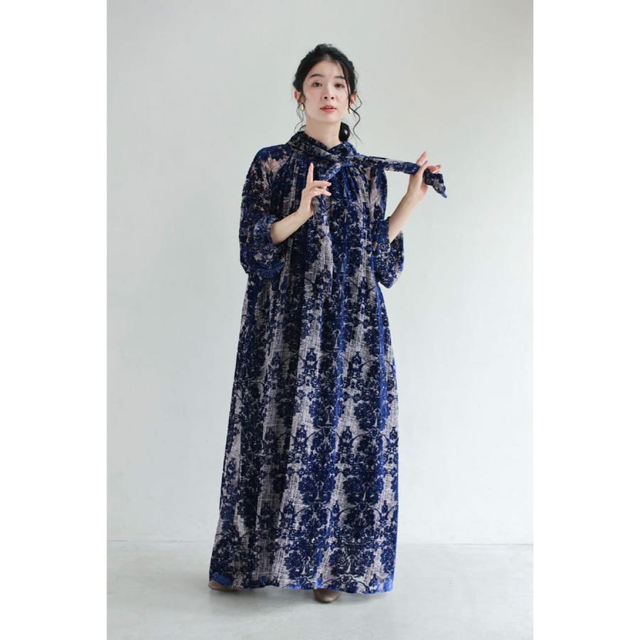 エレガントなフロッキー加工の柄浮かぶネックタイロングワンピース