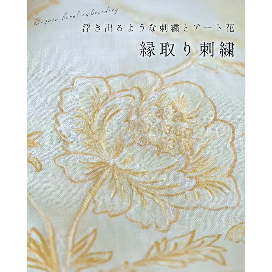縁取り刺繍のエレガントな花柄ブラウストップスの画像