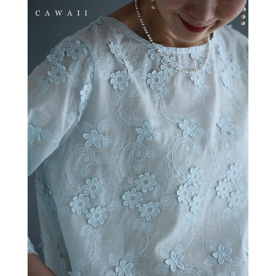 澄み渡るアイスブルーの立体花ブラウストップス | 