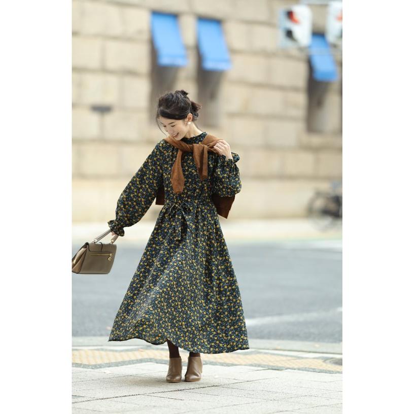 cawaii FRENCH PAVE 重ね着を楽しむ花柄ワンピースとニットのコーデ2点  