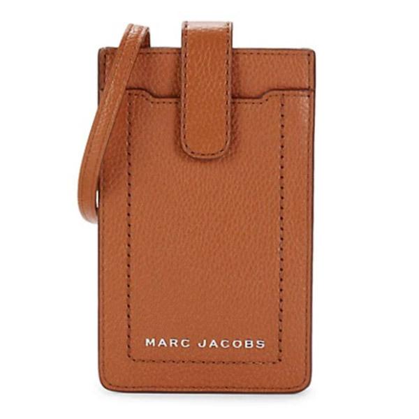 マークジェイコブス バッグ/iPhoneケース MARC JACOBS Phone Crossbody Bag (SMOKED ALMOND) フォン クロスボディバッグ (スモークドアーモンド)｜fromla