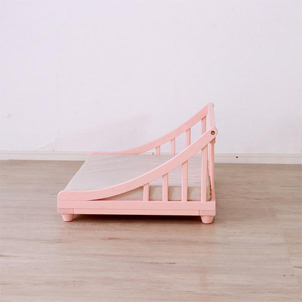 ドイツ社製自然塗料の安心・安全ペットベッド Mサイズ 環境に優しいエコ塗装仕上げ 北欧パイン材 クッション付 名入れ レーザー刻印 