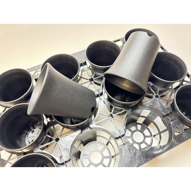 10.5cmポットや3.5号鉢用丸型枠トレイ：3×4=12鉢用＋厚手のプラ鉢