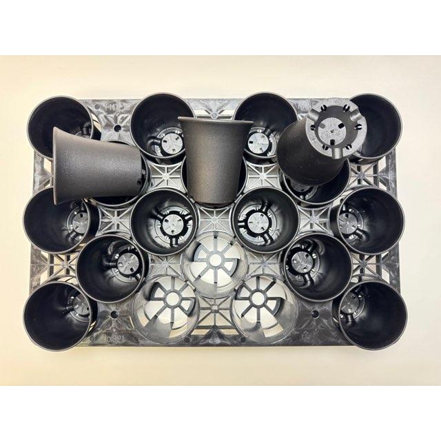 9cmポットや3号鉢用丸型枠トレイ：3×4＋2×3=18鉢用＋厚手のプラ