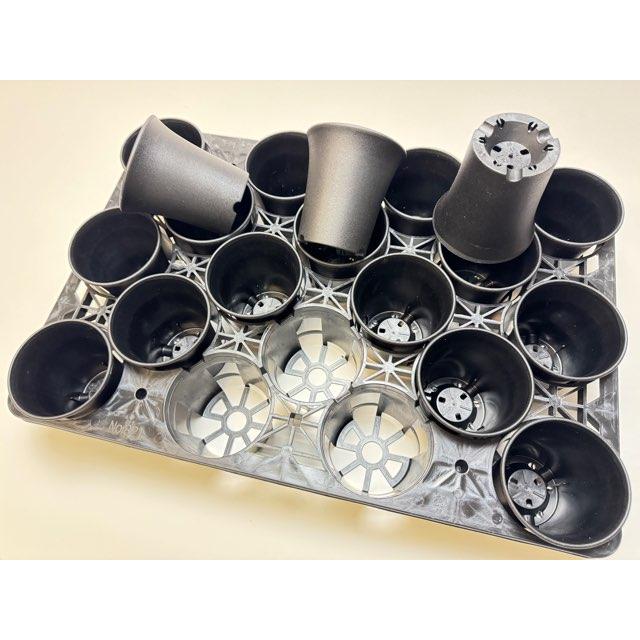 9cmポットや3号鉢用丸型枠トレイ：3×4＋2×3=18鉢用＋厚手のプラ鉢