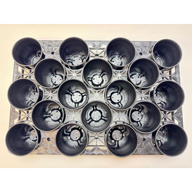 9cmポットや3号鉢用丸型枠トレイ：3×4＋2×3=18鉢用＋厚手のプラ鉢