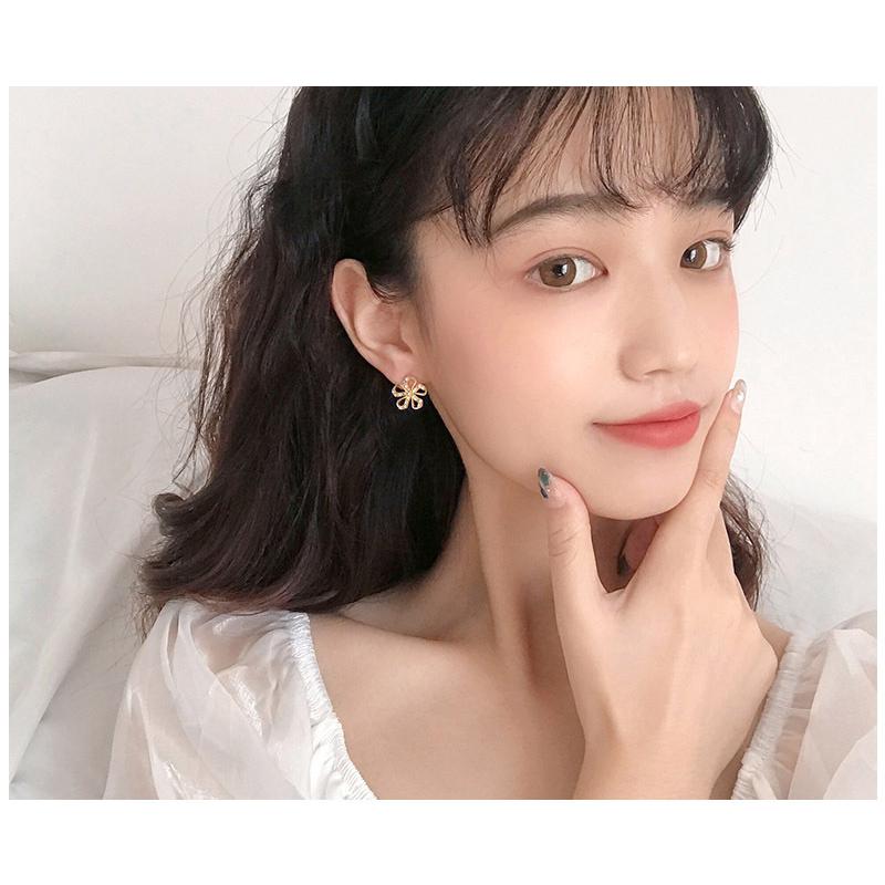 ピアス 18金 仕上げ パール レディース お花 小ぶり キラキラ アレルギー対応 ポイント消化 誕生日 母の日 プレゼント |  | 01