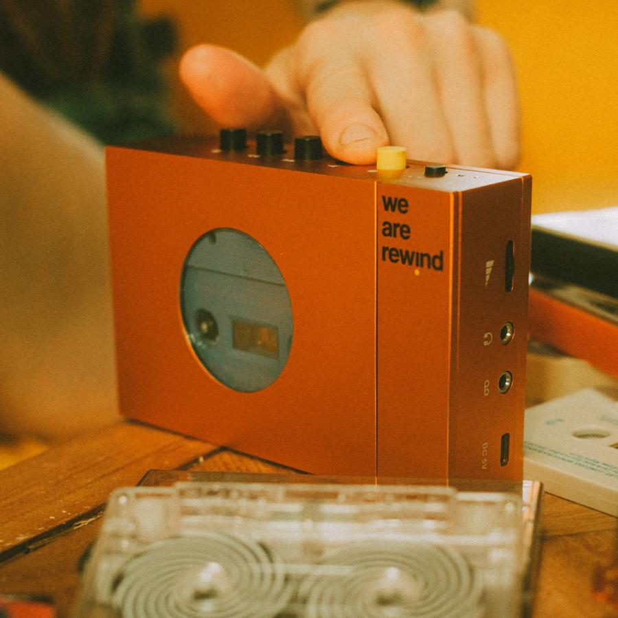 【難あり】we are rewind WE-001 カセットプレーヤー オレンジ ポータブルカセットプレーヤー＜Bluetooth送信対応＞ オレンジ WE-001